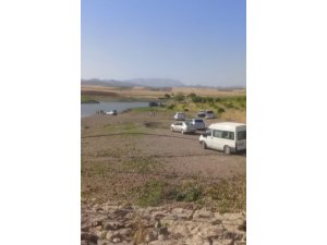 Kayan traktör gölete düştü