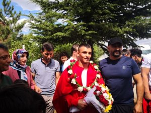 Milli güreşçiye memleketinde coşkulu karşılama