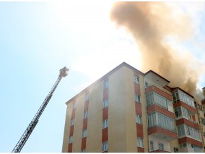 Niğde’de 7 katlı binanın çatı katında yangın