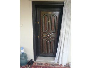 Eli çelik kapıya sıkışan 3 yaşındaki çocuğun parmağı koptu