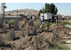 Van’da hayatını kaybeden 16 kaçak göçmen toprağa verildi