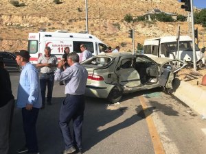 Otomobil ile minibüs çarpıştı: 6 yaralı