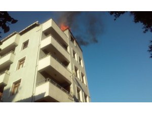 6 Katlı binanın çatısı alev alev yandı