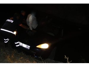 Sulama kanalına düşen otomobildeki sürücüyü itfaiye kurtardı
