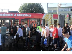 Cevizlibağ’da su tankeri tramvaya çarptı seferler durdu