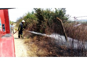 Eski fabrikaya yaklaşan yangın korkuttu