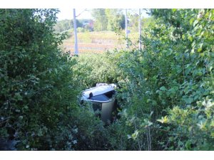 Kaza yapan otomobil 30 metre şarampole yuvarlandı: 1 yaralı