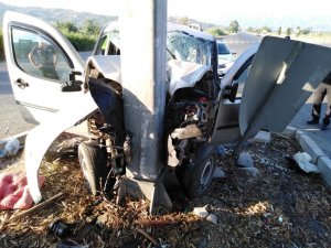 Aydın’da kamyonet direğe çarptı; 2 yaralı