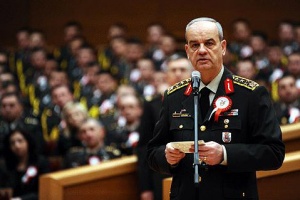 Başbuğ başörtüsü yüzünden kovdurttu!