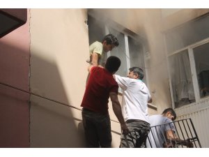 Apartmana tırmanıp korkuluğu kıran esnaf, yangında mahsur kalan öğrenciyi kurtardı