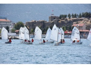 Eğirdir Gölü’ndeki ücretsiz yaz kursunda yelkenler fora