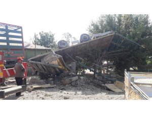 Canlı tavuk yüklü kamyon eve girdi: 2 yaralı
