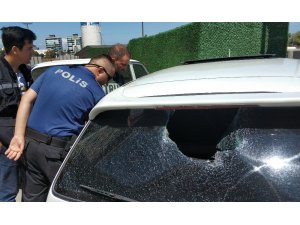 Otomobile taşlı saldırıda kafasına taş isabet eden kadın ağır yaralandı