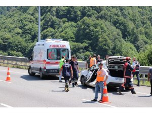TEM Otoyolu’nda otomobille tır çarpıştı: 2 yaralı
