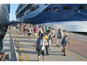Kuşadası’na 3 gemiyle 3909 turist geldi