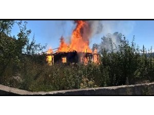 Araç’ta bir ev yangında küle döndü