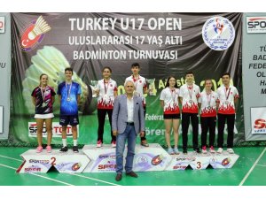 Osmangazili badmintoncular madalyaya doymuyor