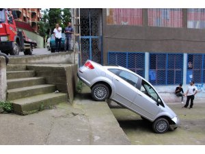 Şaşkın sürücü 3 metrelik duvardan bahçeye düştü