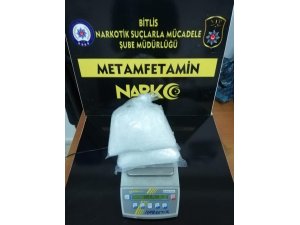 Şüpheli araçtaki kadınların üzerinden uyuşturucu madde çıktı