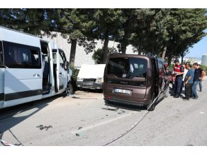 Manisa işçi servisi hafif ticari araçla çarpıştı: 16 yaralı