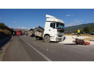 Motosiklet, kum yüklü tırın altına girdi: 1 ölü