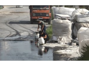 Tanker devrildi, akan mazotu vatandaşlar götürdü