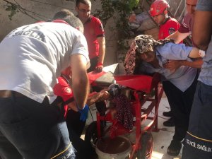Kolunu salça makinesine kaptırdı