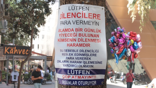 'Dilencilere para vermeyin' uyarısının altında dilendiler!