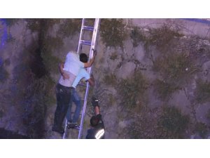 Polisten kaçan alkollü sürücü, çaya düştü