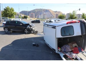 Otomobil ile çarpışan kamyonet yan yattı: 4 yaralı