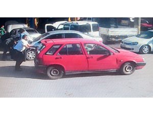 Satıp parasını alamadığı otomobilini iterek kaçırırken güvenlik kamerasına yakalandı