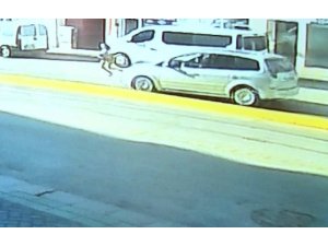 Yolun karşısına geçmek isteyen çocuğa otomobil çarptı