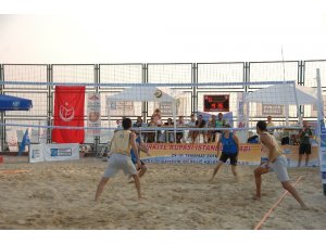 Kadıköy’de plaj voleybolu turnuvasında gençler ve ustalar bir arada