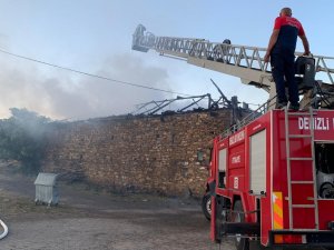 Ahşap evde çıkan yangında 2 kişi mahsur kaldı