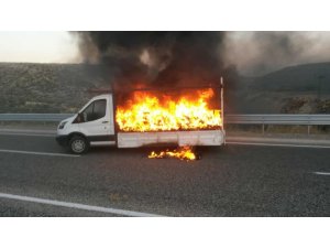 Ayakkabı yüklü kamyonet alev alev yandı