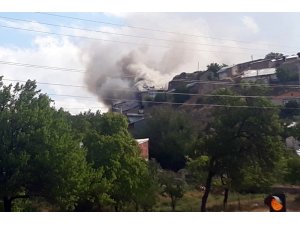 Gümüşhane’nin Tekke köyündeki yangında 3 evde hasar oluştu