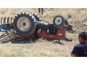 Devrilen traktörün altında kalan yaşlı adam öldü