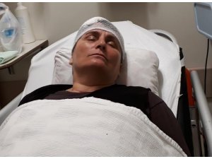 Evinin bahçesinde otururken, kafasına maganda kurşunu  isabet etti