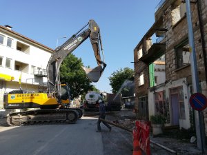 Derebucak'ta metruk binalar yıkılıyor