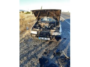 Seyir halindeki otomobil alev aldı