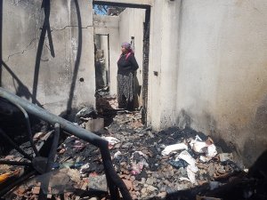 Burdur’da çıkan yangında iki minibüs, ev ve ahır kullanılmaz hale geldi