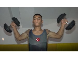 Ağabeyinin teşvikiyle güreşe başladı, şimdi başarıdan başarıya koşuyor