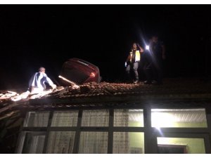 112 ekibi, yaralı sürücüye evin çatısında müdahale etti