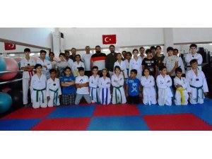 Yunusemre Belediyespor Başkanı Alkan tekvandocularla buluştu