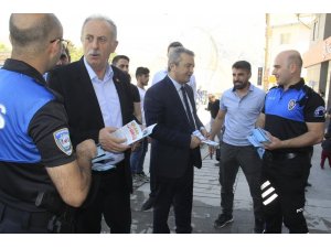 Hakkari polisi dolandırıcılığa karşı broşür dağıttı