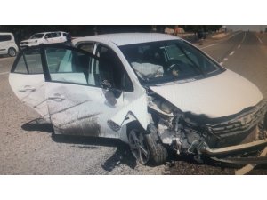 Otomobil ile traktör çarpıştı: 3 yaralı