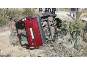 Hafif ticari araç boş sulama kanalına düştü: 2 yaralı