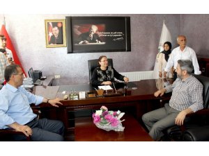 ‘Hükümet Kadın’ makam koltuğuna oturdu