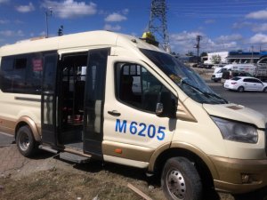 Kırmızı ışıkta U dönüşü yapan tıra minibüs çarptı