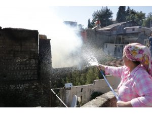 3 ahşap bina yangında kül oldu